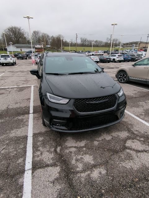 Used 2025 Chrysler Pacifica Limited image 7