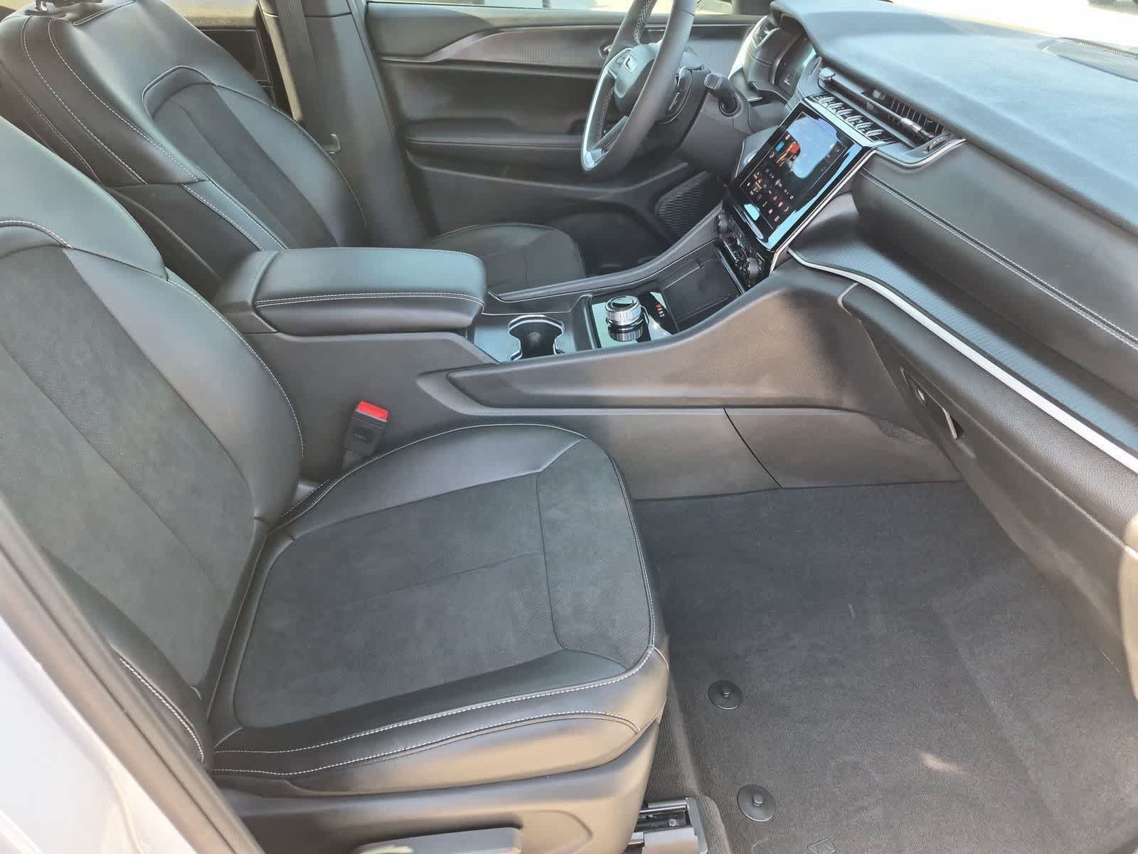 Used 2025 Jeep Grand Cherokee Altitude RWD image 20