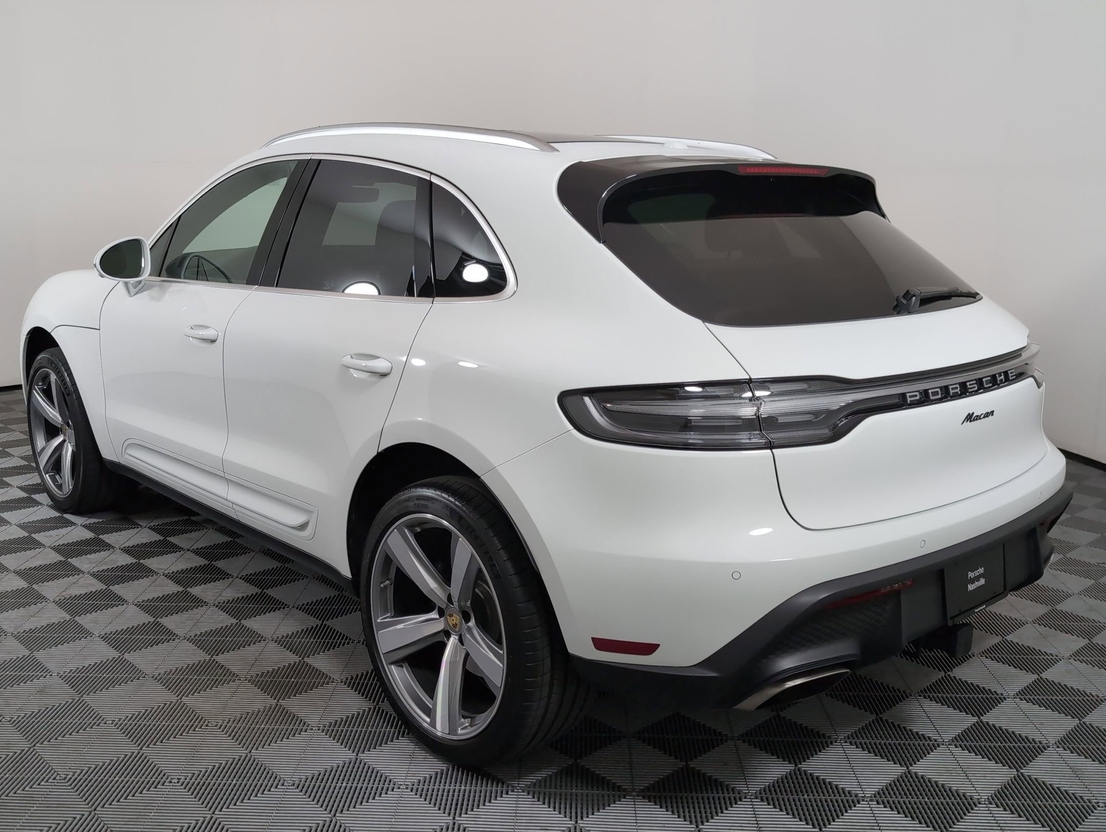 Used 2025 Porsche Macan image 3