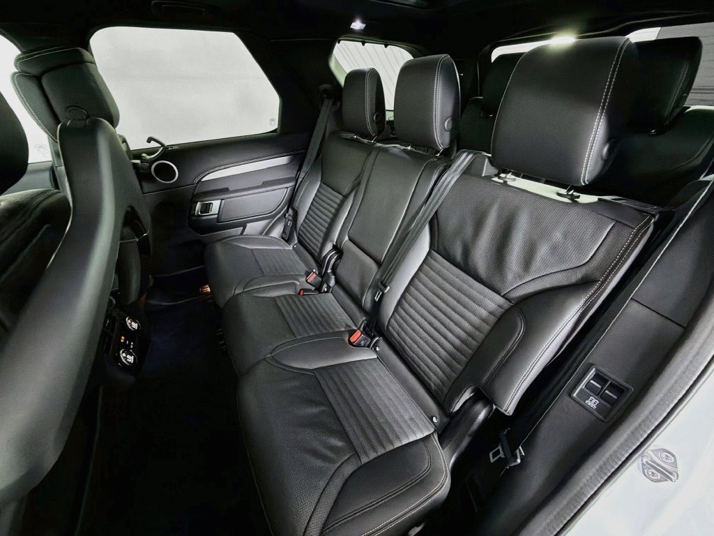 Certified 2025 Land Rover Discovery Dynamic SE AWD/4WD image 26