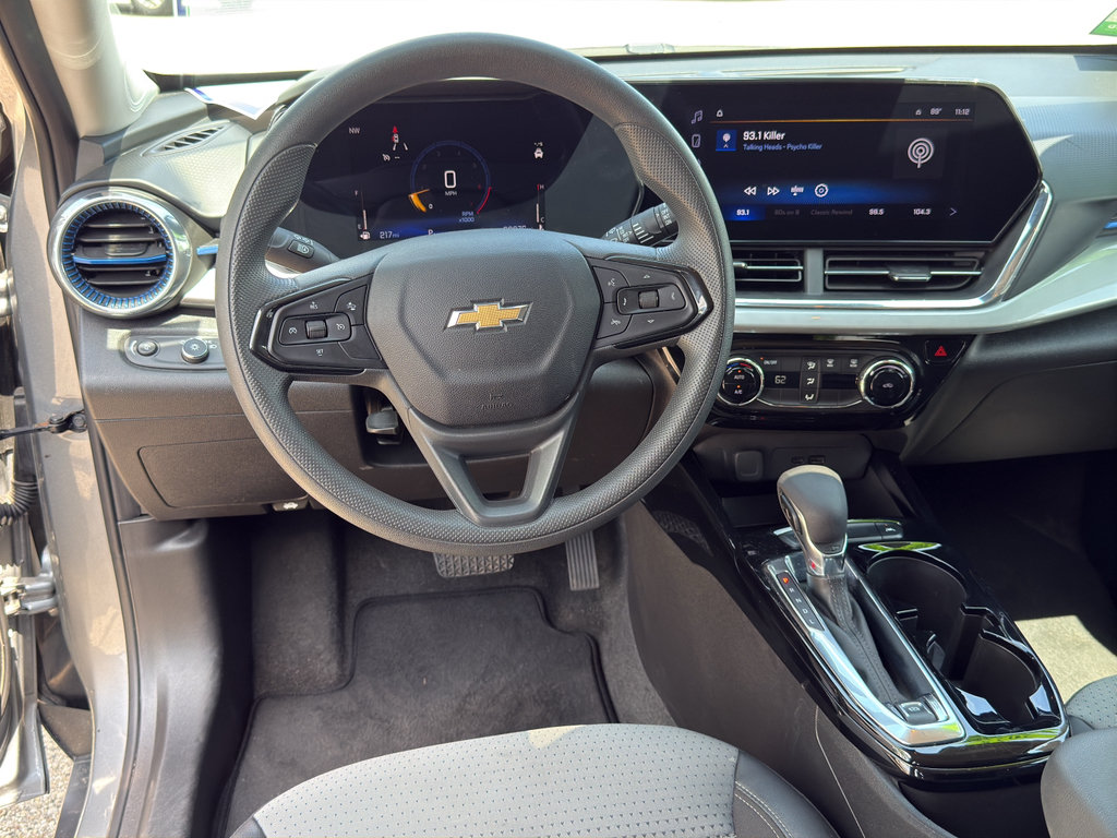 Used 2025 Chevrolet Trax LT FWD image 12