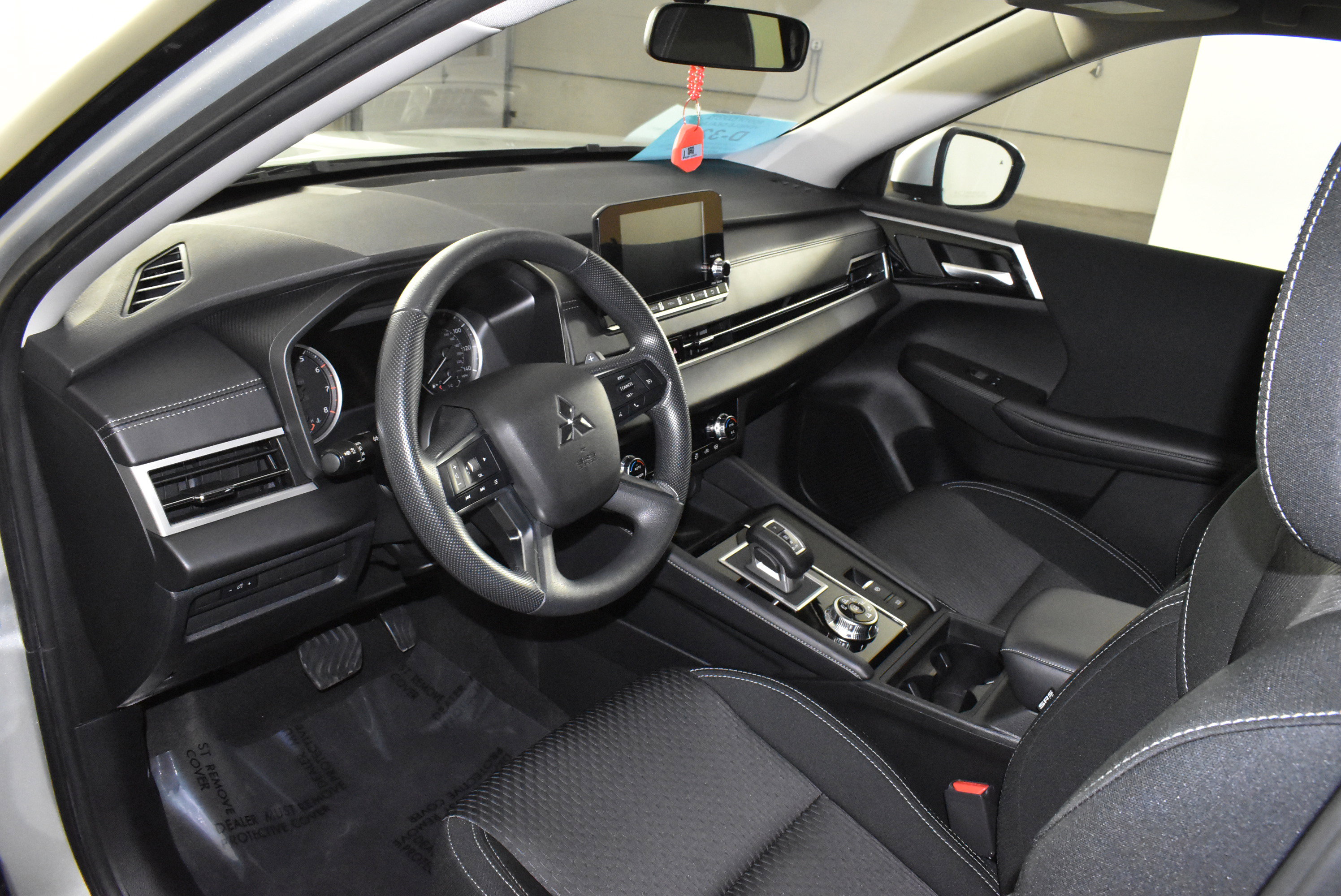 Used 2024 Mitsubishi Outlander ES image 2