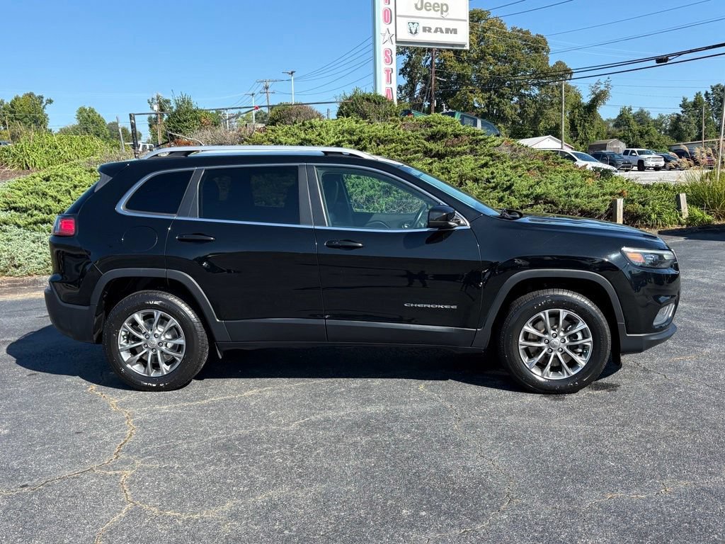 Used 2019 Jeep Cherokee Latitude Plus w/ Cold Weather Group AWD/4WD image 2