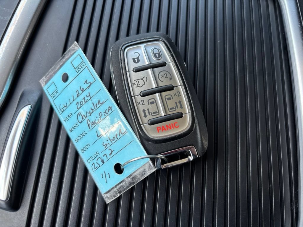 Used 2024 Chrysler Pacifica Touring-L FWD image 36