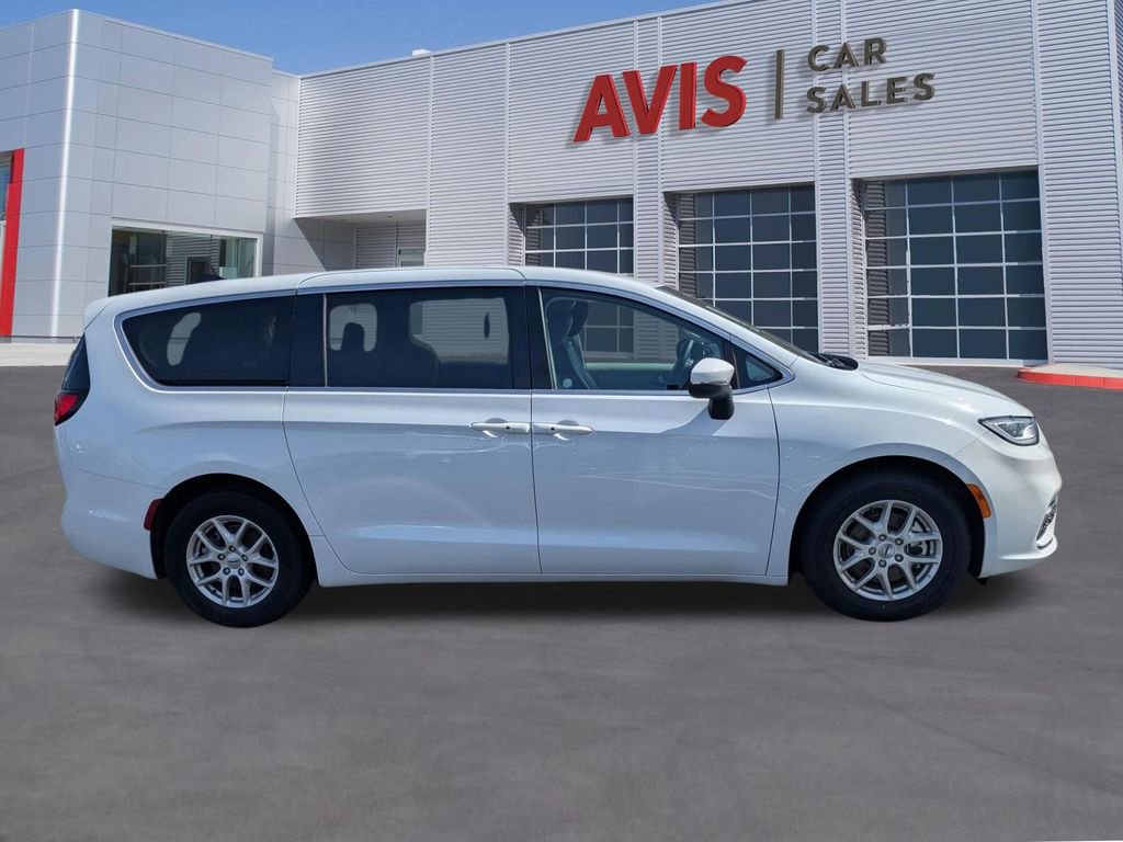 Used 2023 Chrysler Pacifica Touring-L image 5