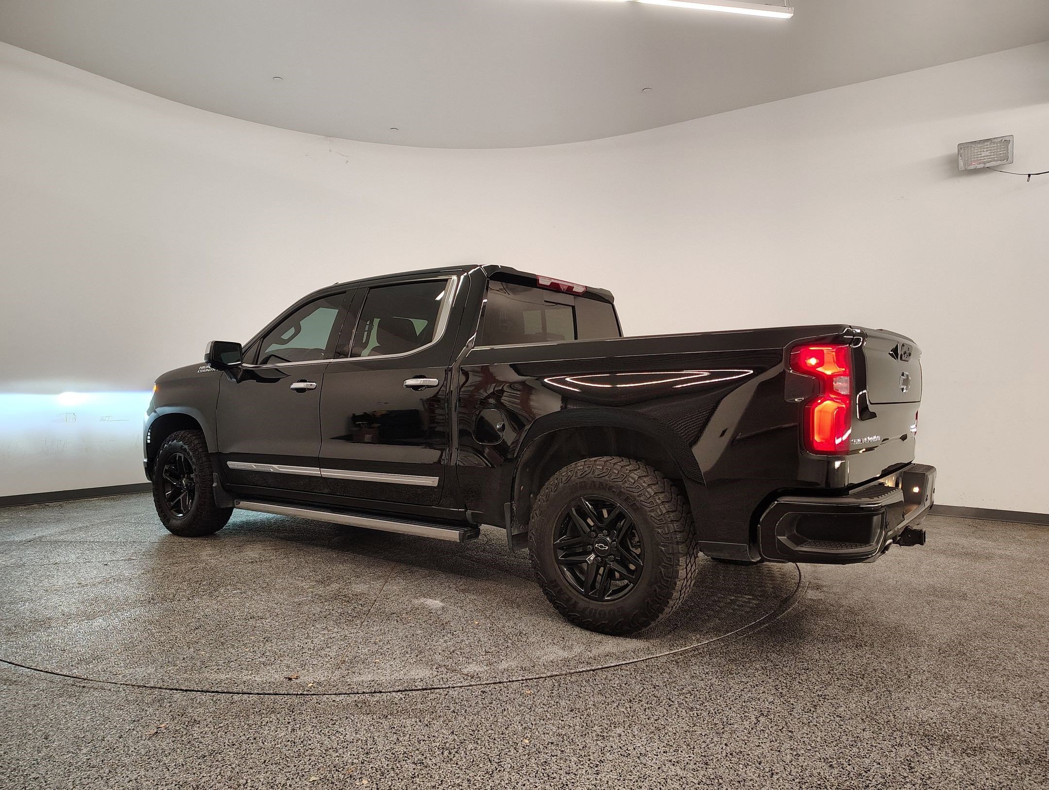 Used 2023 Chevrolet Silverado 1500 High Country w/ High Country Premium Package image 3