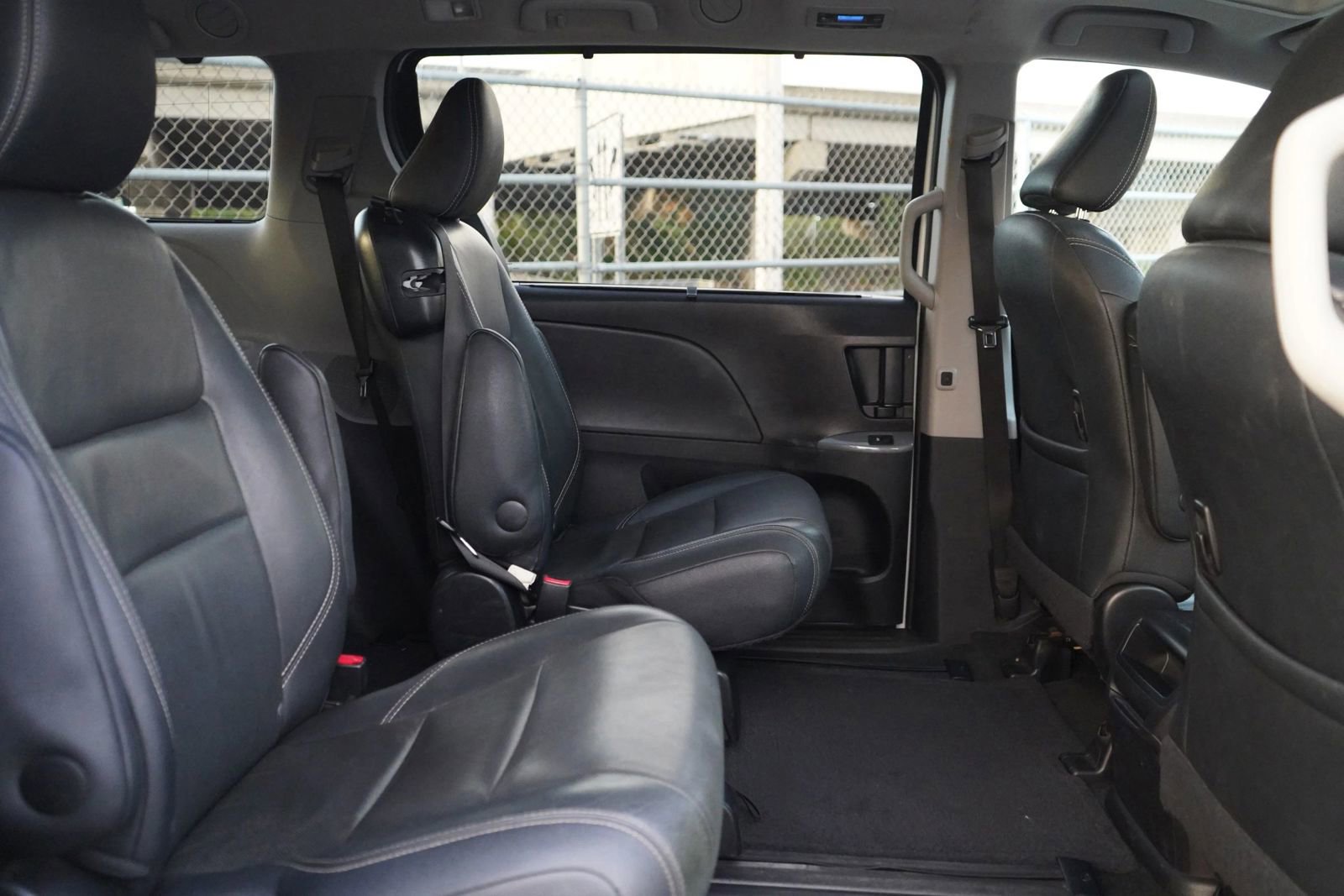 Used 2015 Toyota Sienna SE Premium image 23