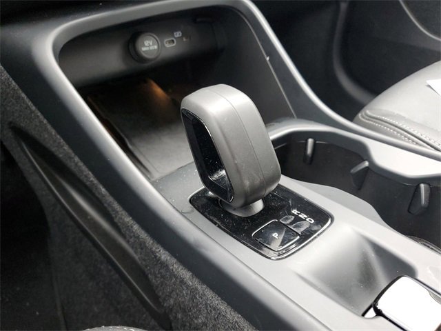 Used 2025 Volvo XC40 B5 Core image 15