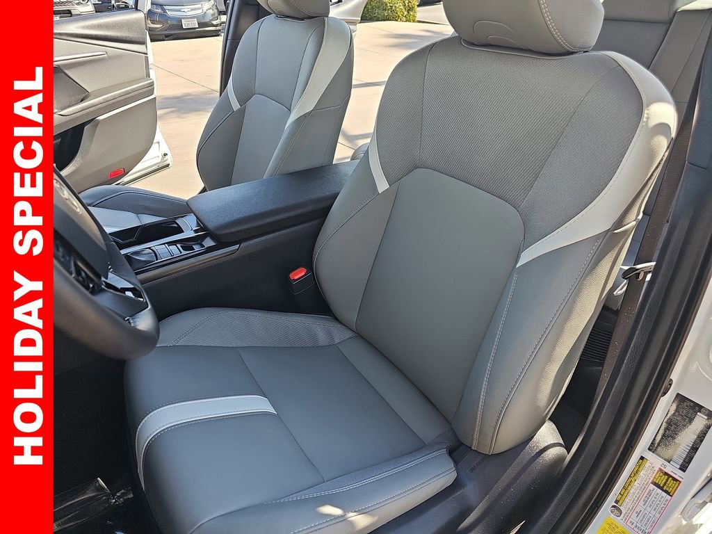 Used 2025 Toyota Camry SE image 14