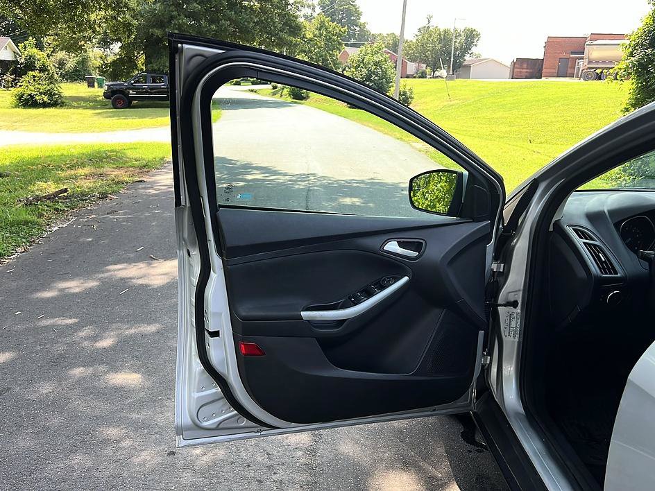 Used 2014 Ford Focus SE w/ Equipment Group 201A FWD image 25