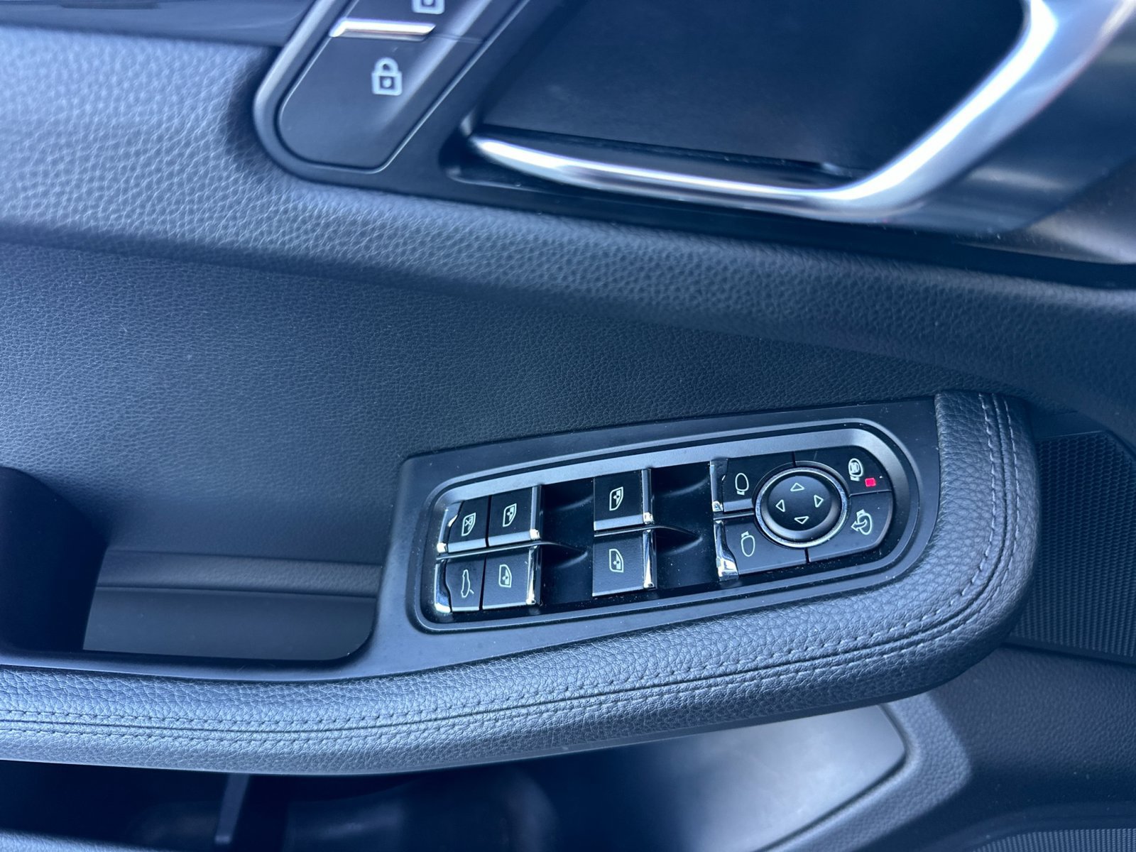 Certified 2020 Porsche Macan AWD/4WD image 28
