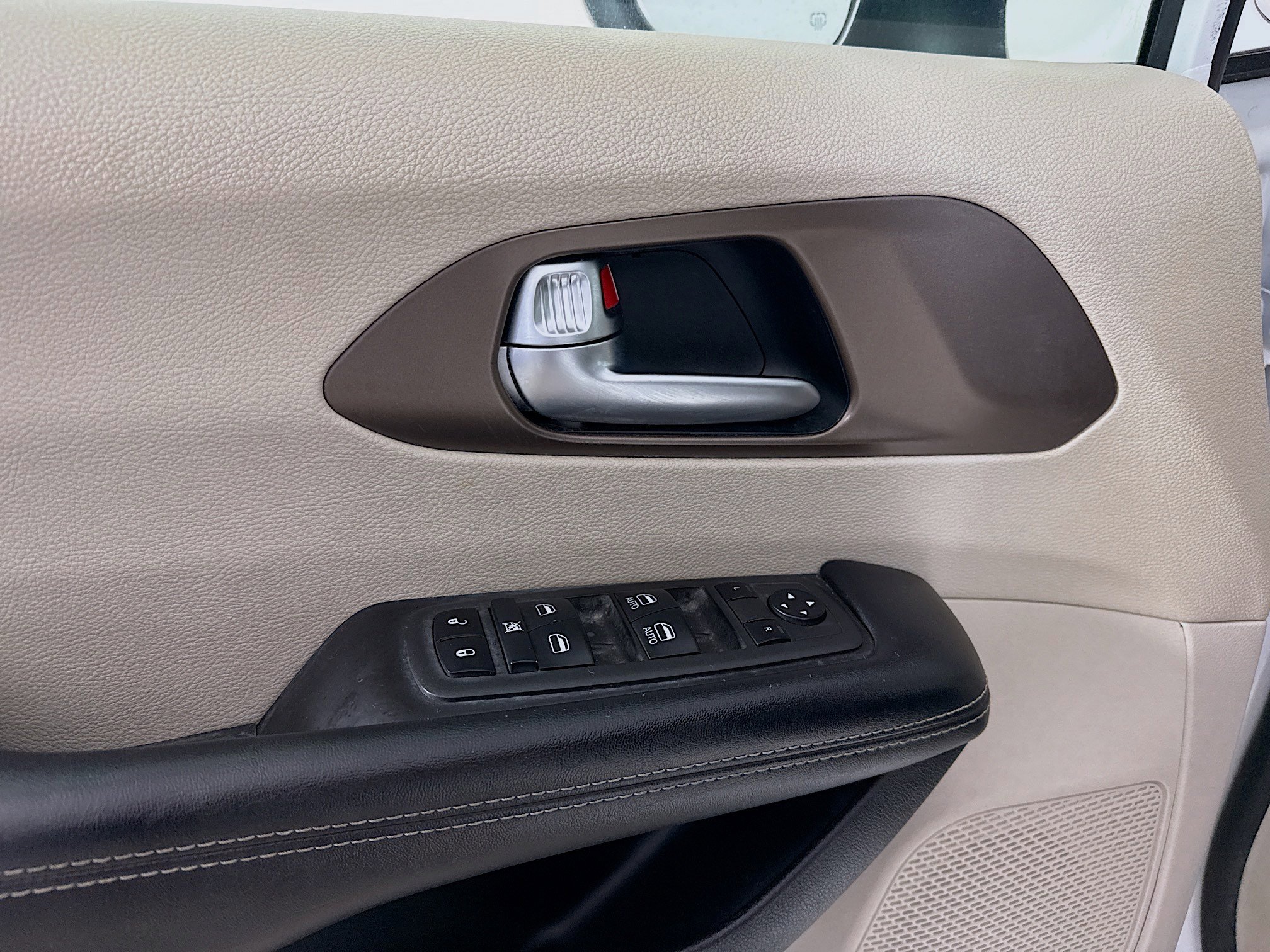 Used 2022 Chrysler Voyager LX FWD image 24