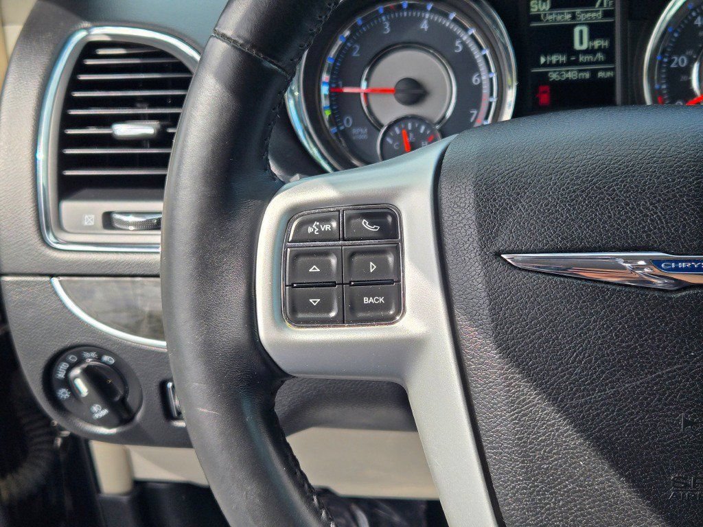 Used 2014 Chrysler Town & Country Touring FWD image 31