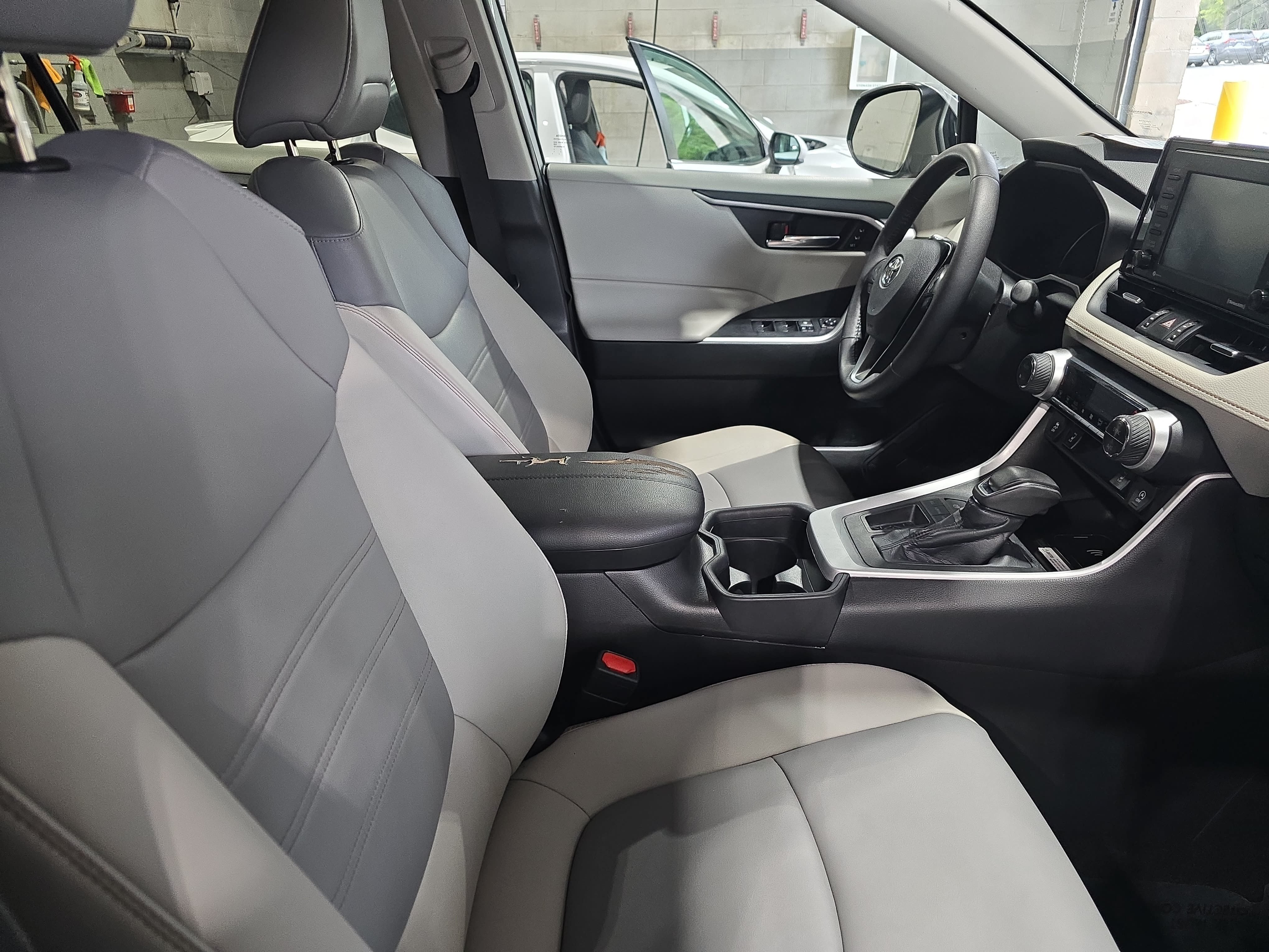 Used 2021 Toyota RAV4 XLE Premium FWD image 10