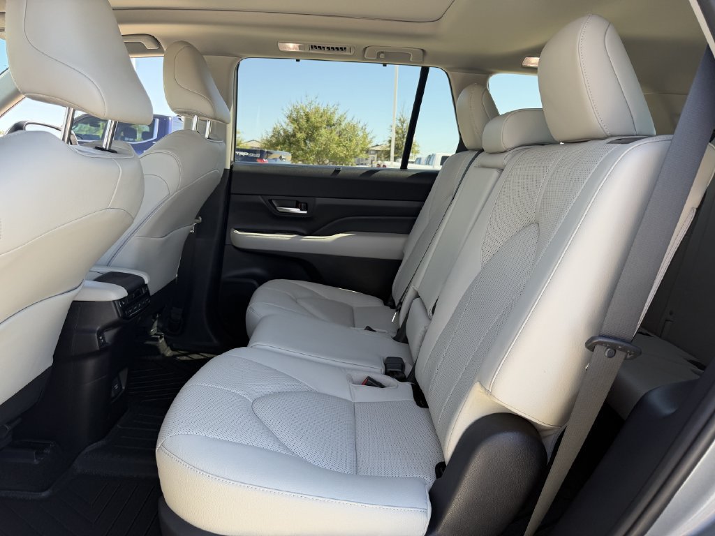Used 2025 Toyota Grand Highlander AWD Hybrid image 30