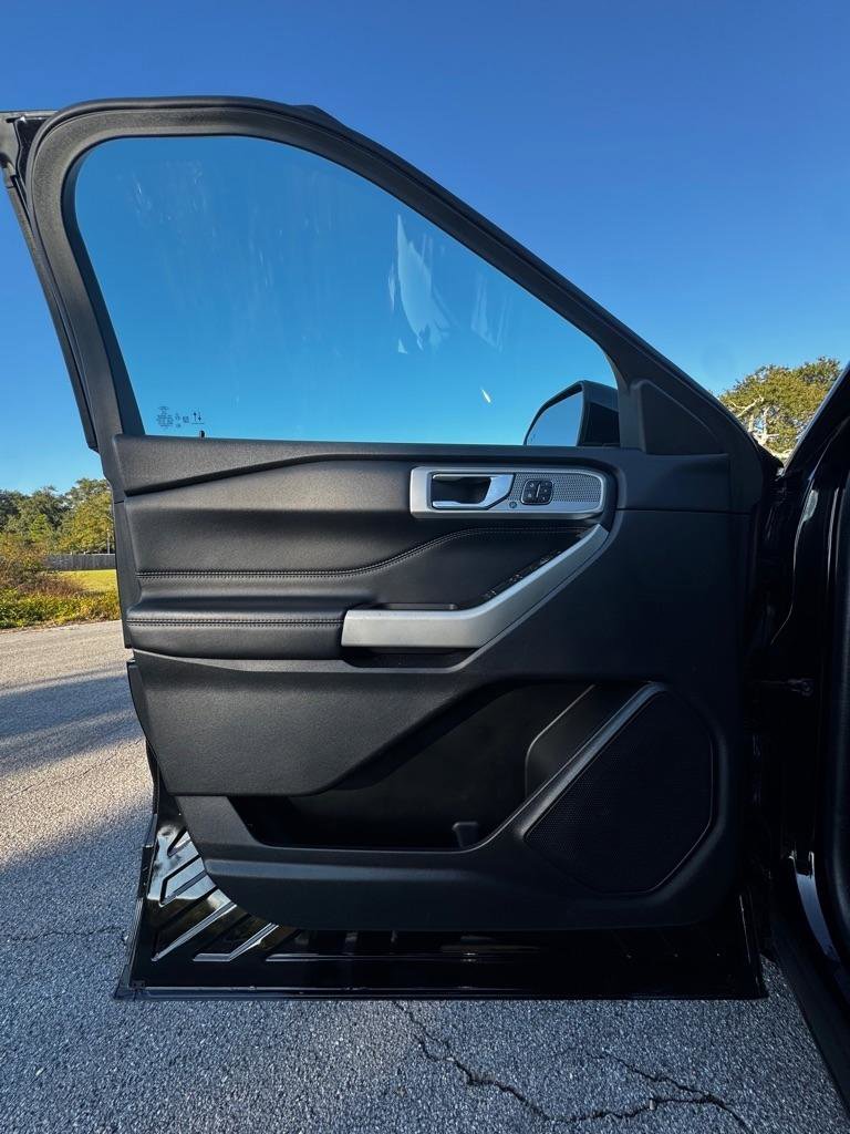 Used 2022 Ford Explorer Limited w/ Equipment Group 301A RWD image 9