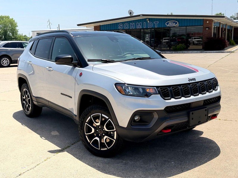Used 2025 Jeep Compass Trailhawk AWD/4WD image 2