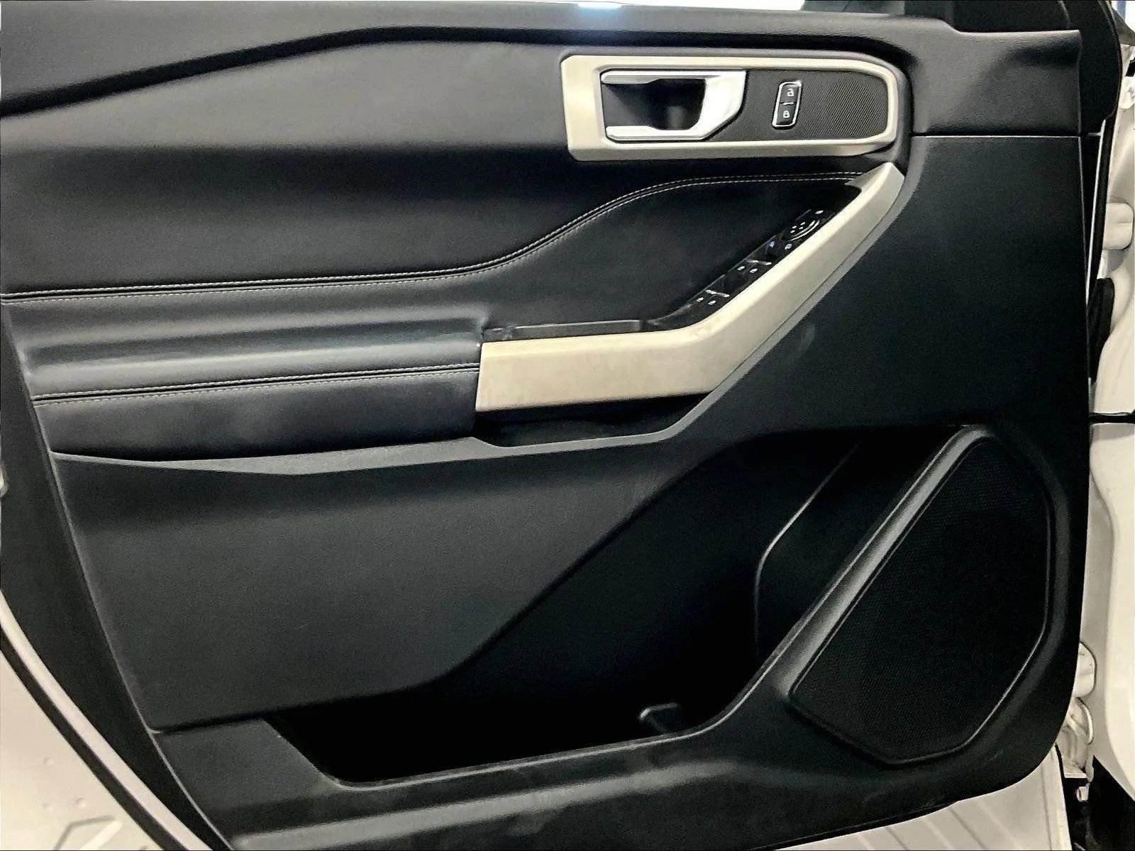 Used 2022 Ford Explorer XLT w/ Equipment Group 202A image 22