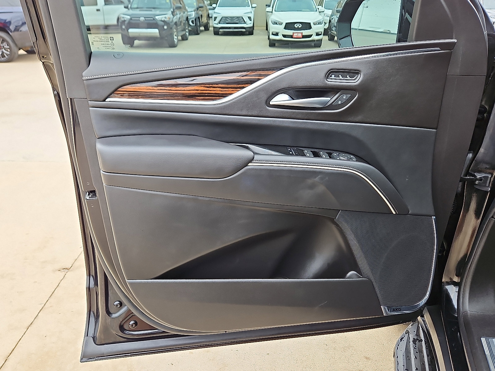 Used 2024 Cadillac Escalade Premium Luxury image 16