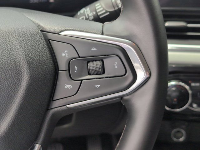 Used 2025 Chevrolet Trax LT w/ LT Convenience Package FWD image 21