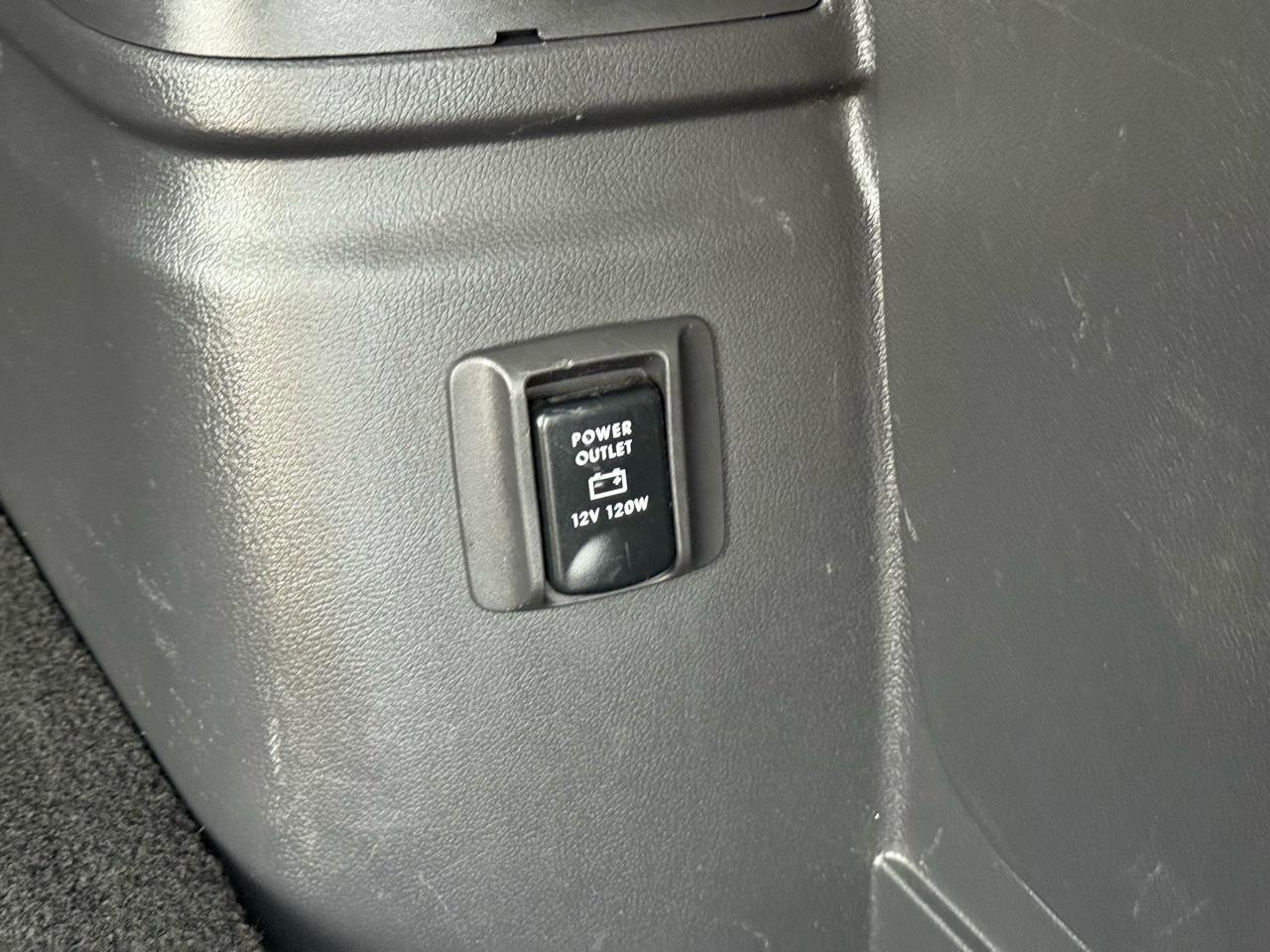 Used 2018 Mitsubishi Outlander SEL image 32