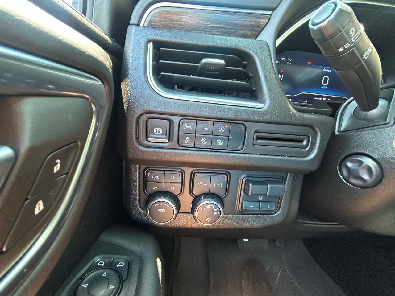 Used 2024 Chevrolet Tahoe Z71 w/ Luxury Package AWD/4WD image 16
