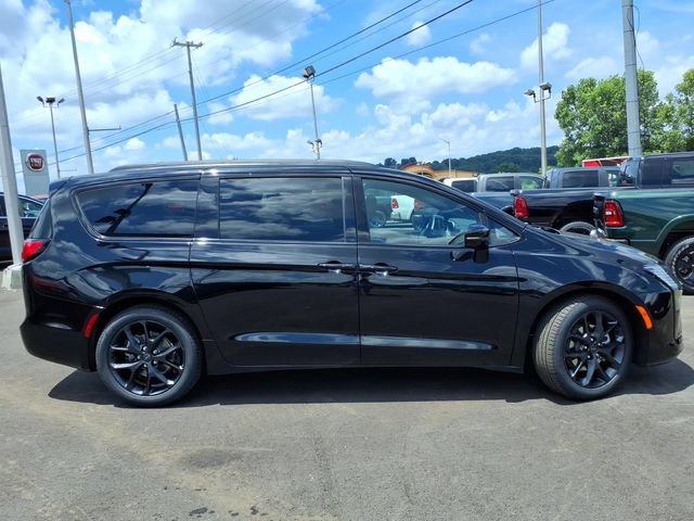 New 2027 Chrysler Pacifica Limited FWD image 2