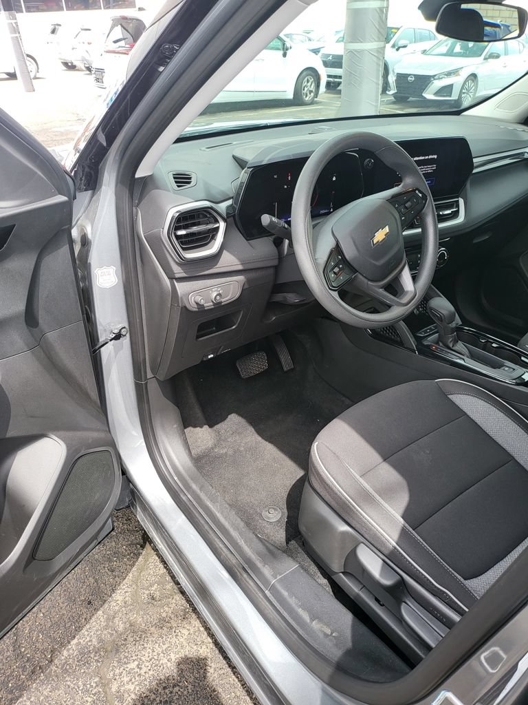 Used 2025 Chevrolet TrailBlazer LT AWD/4WD image 3