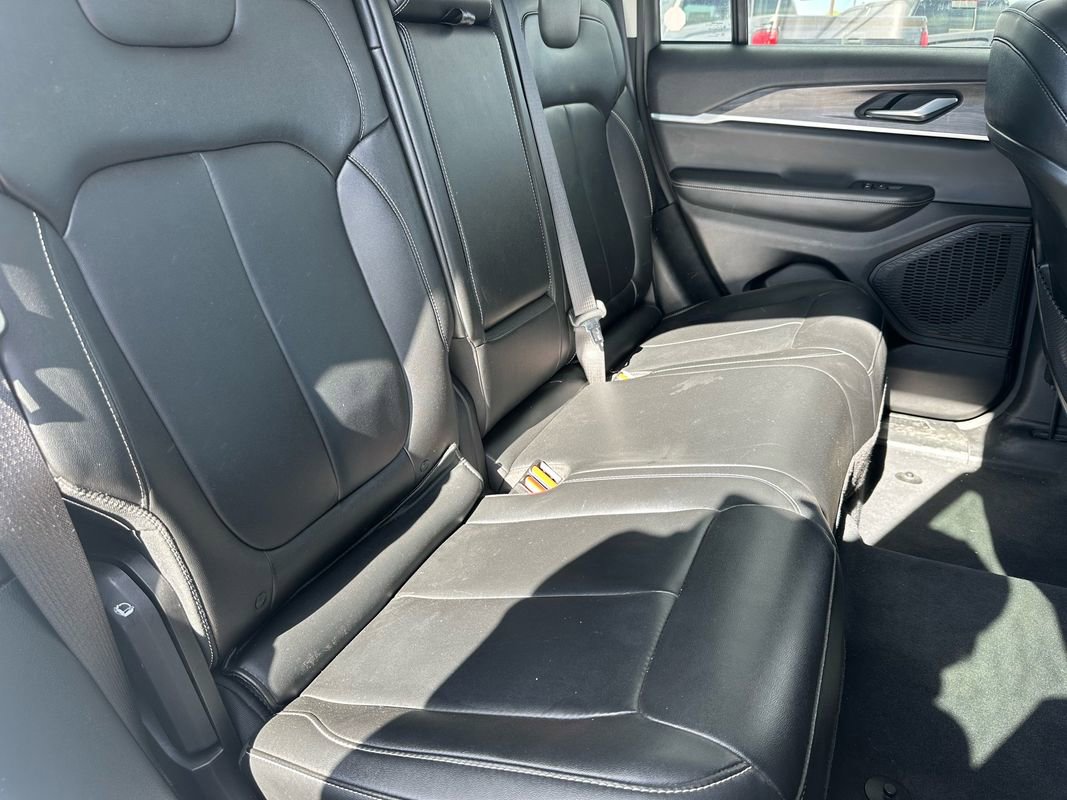 Used 2023 Jeep Grand Cherokee Limited w/ Black Appearance Package image 24