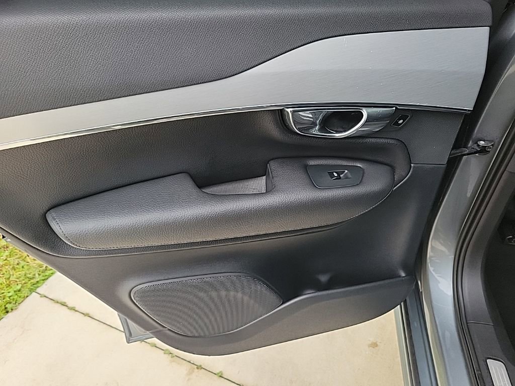 Used 2016 Volvo XC90 T6 Momentum w/ Vision Package image 11