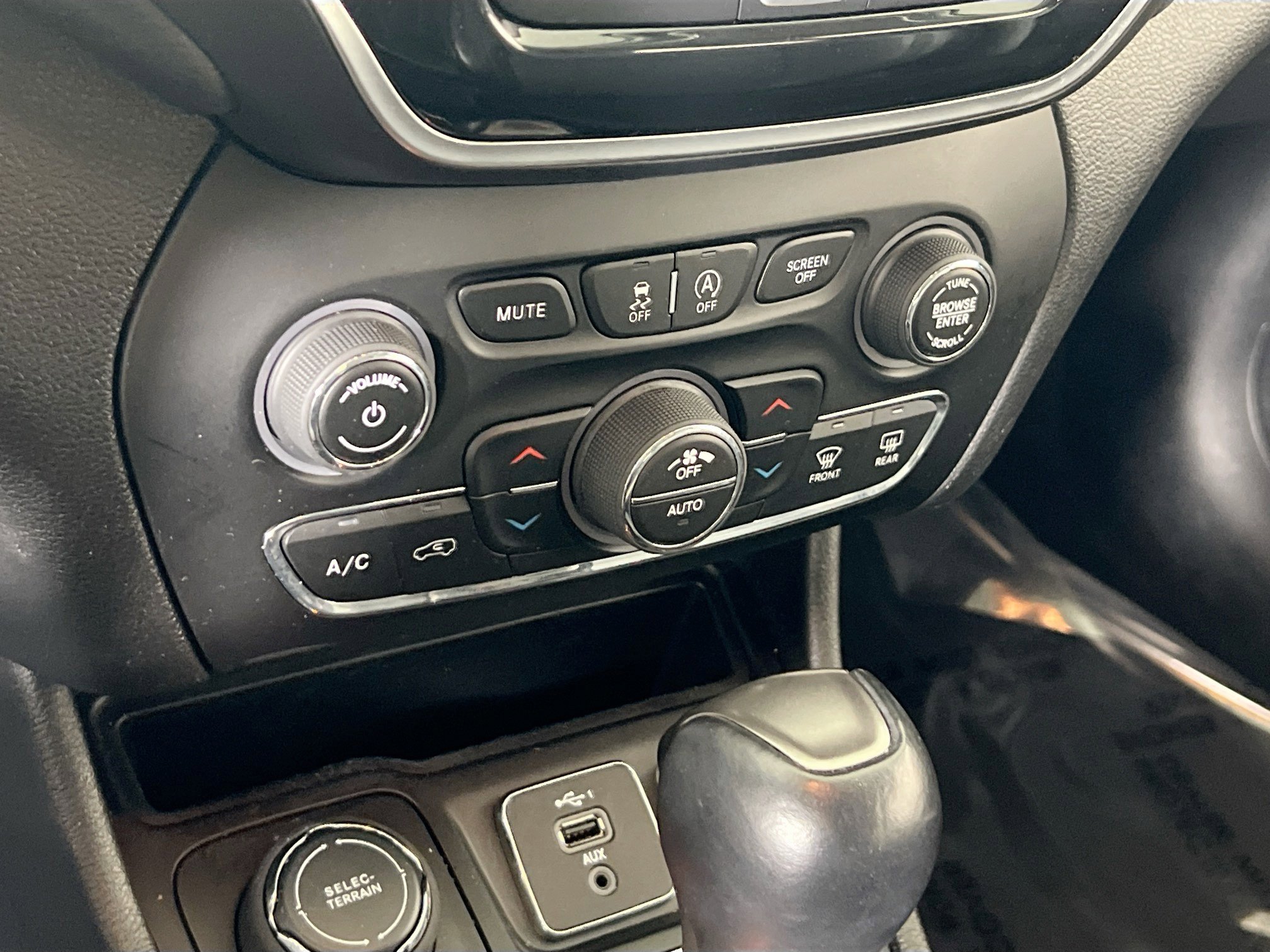 Used 2022 Jeep Cherokee Limited image 15