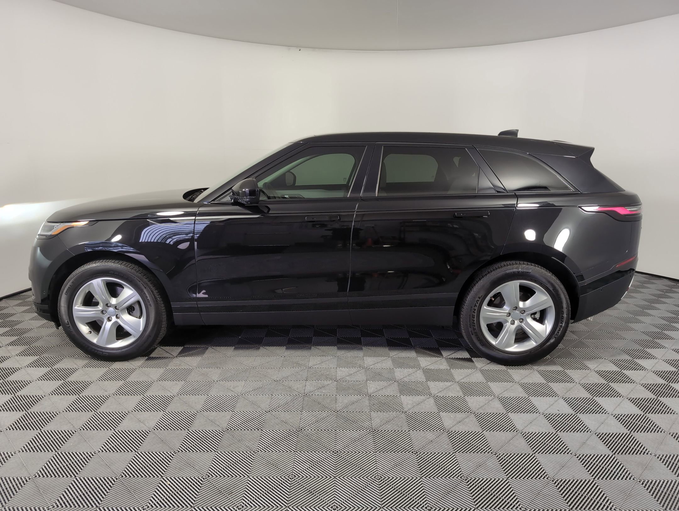 Used 2025 Land Rover Range Rover Velar S image 2