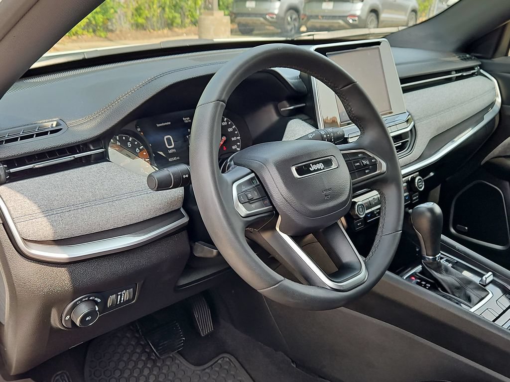 Used 2025 Jeep Compass Latitude w/ Sun & Sound Group AWD/4WD image 12
