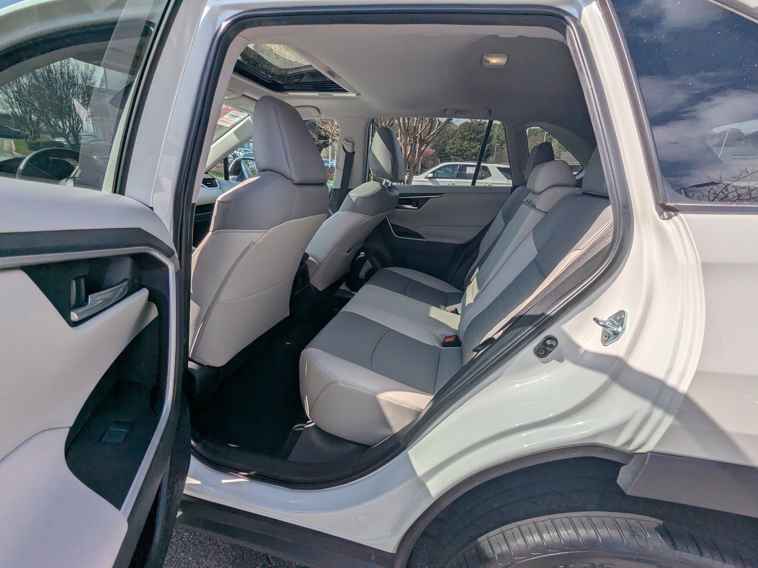 Used 2023 Toyota RAV4 XLE Premium image 11