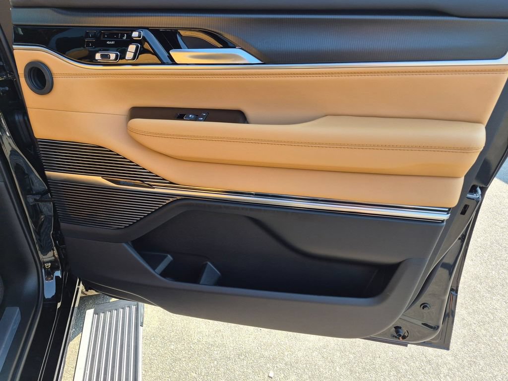 New 2026 Jeep Grand Wagoneer Summit AWD/4WD image 32