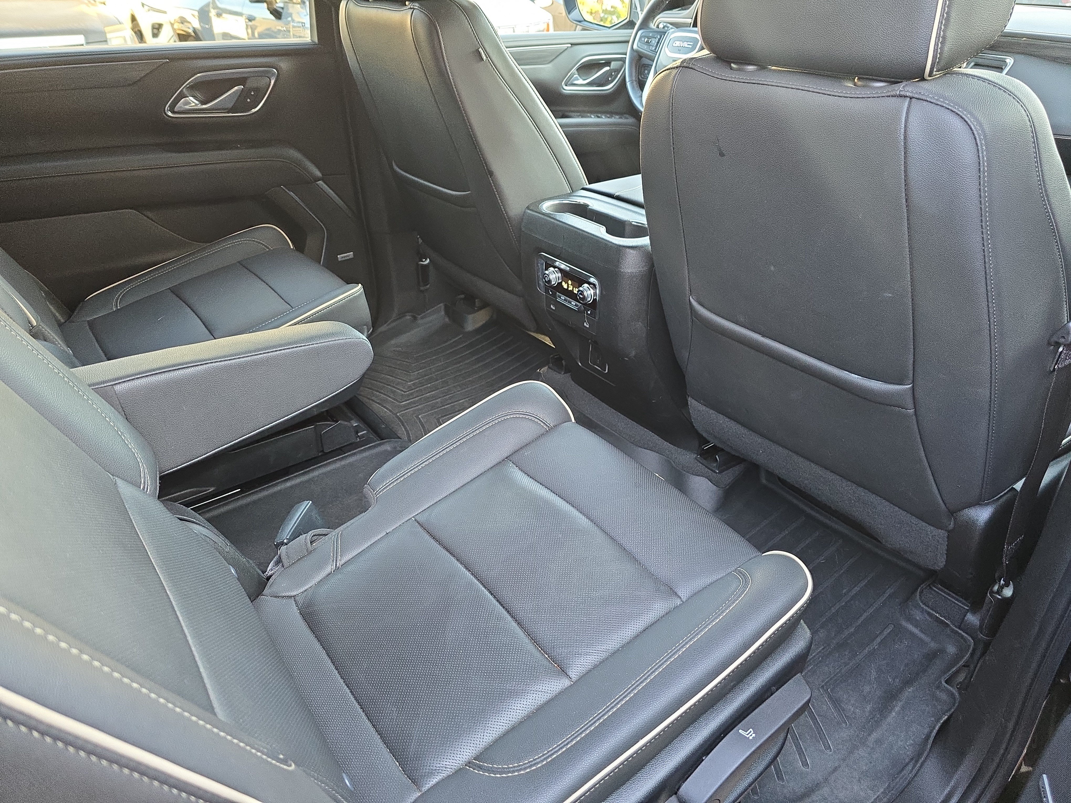 Used 2022 GMC Yukon XL SLT w/ SLT Premium Package AWD/4WD image 11