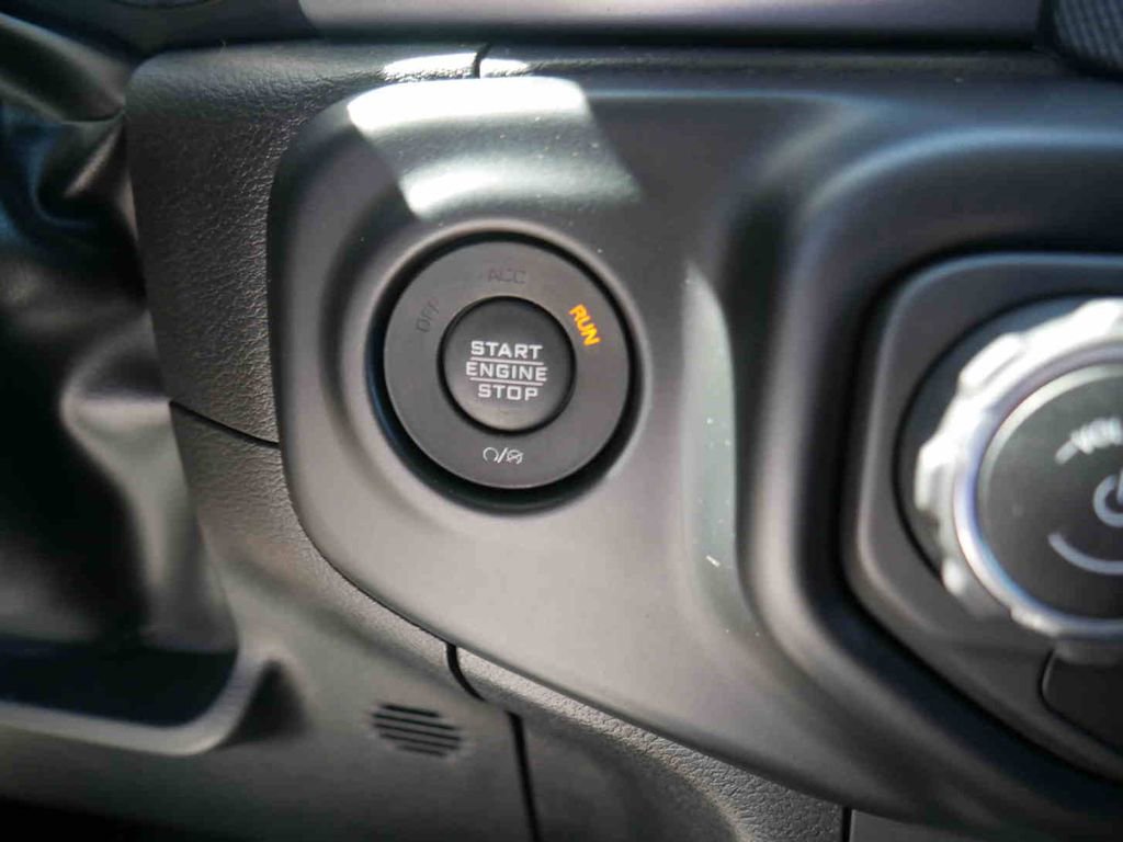 Certified 2023 Jeep Gladiator Willys image 30