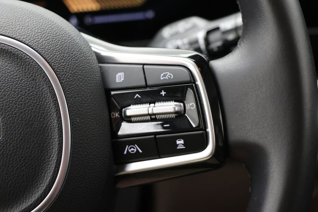 Used 2025 Kia Carnival FWD image 19