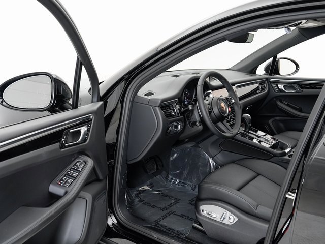 Certified 2025 Porsche Macan image 6