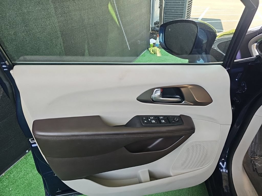 Used 2018 Chrysler Pacifica Touring-L Plus w/ Advanced Safetytec Group FWD image 36