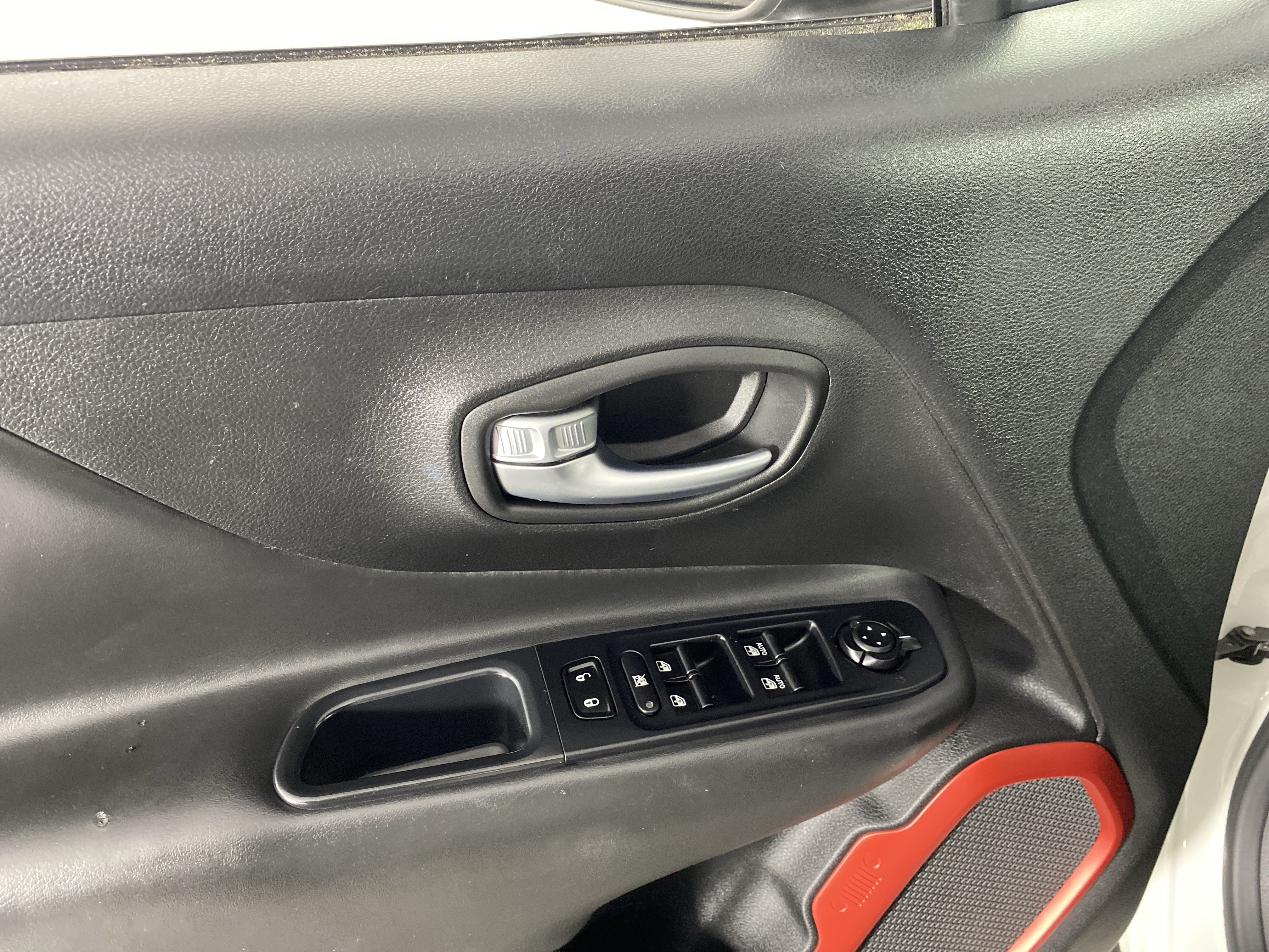 Used 2019 Jeep Renegade Trailhawk w/ UConnect 8.4 Nav Group AWD/4WD image 16