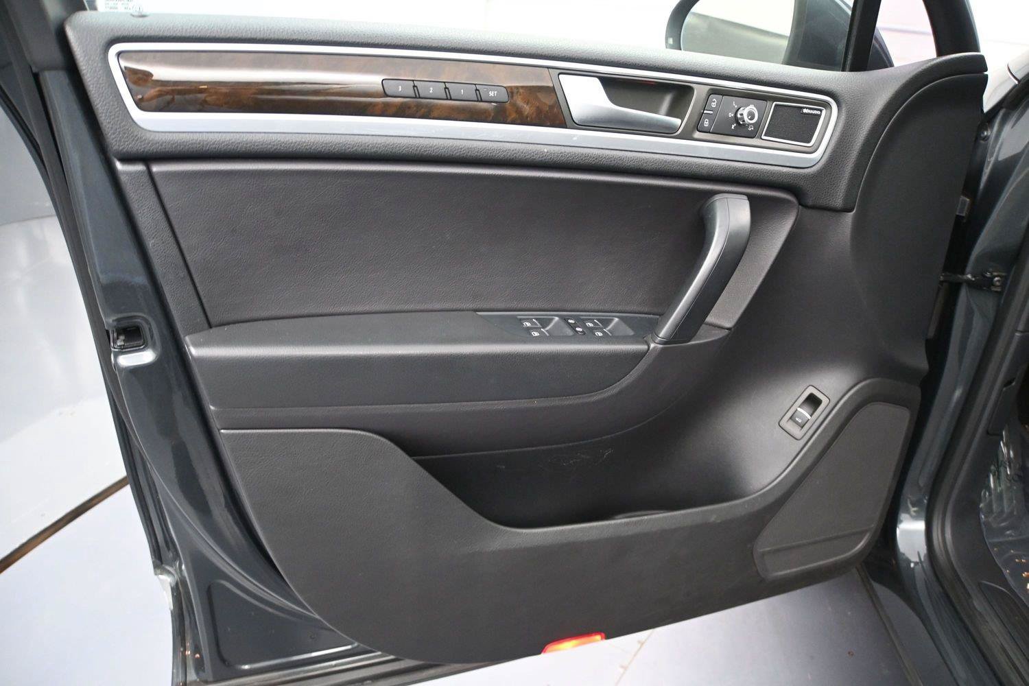 Used 2014 Volkswagen Touareg Executive AWD/4WD image 10