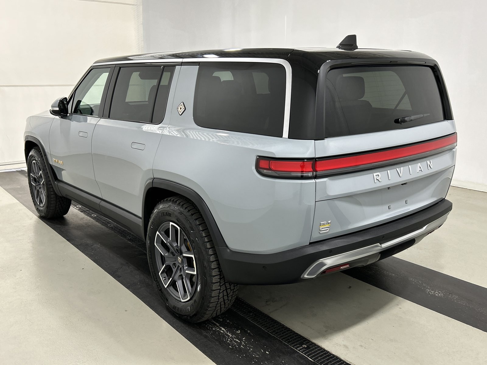 Used 2023 Rivian R1S Adventure Quad AWD/4WD image 3