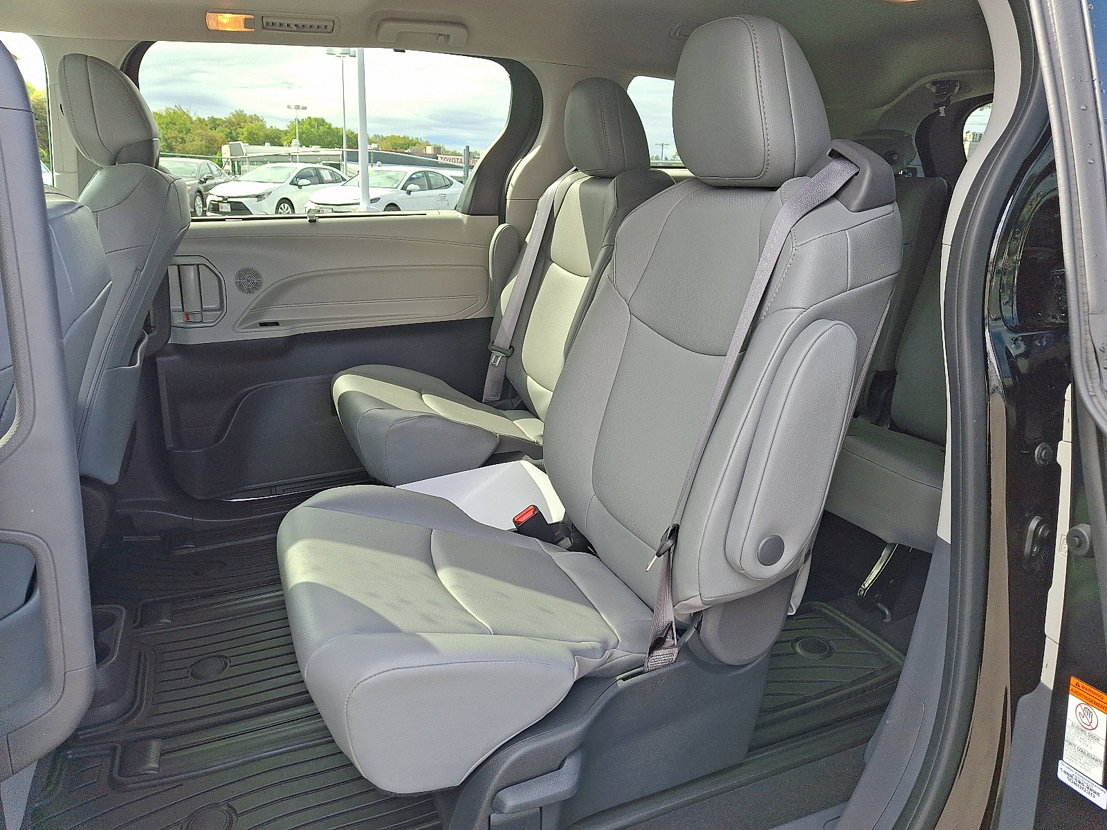 Used 2024 Toyota Sienna XLE image 11