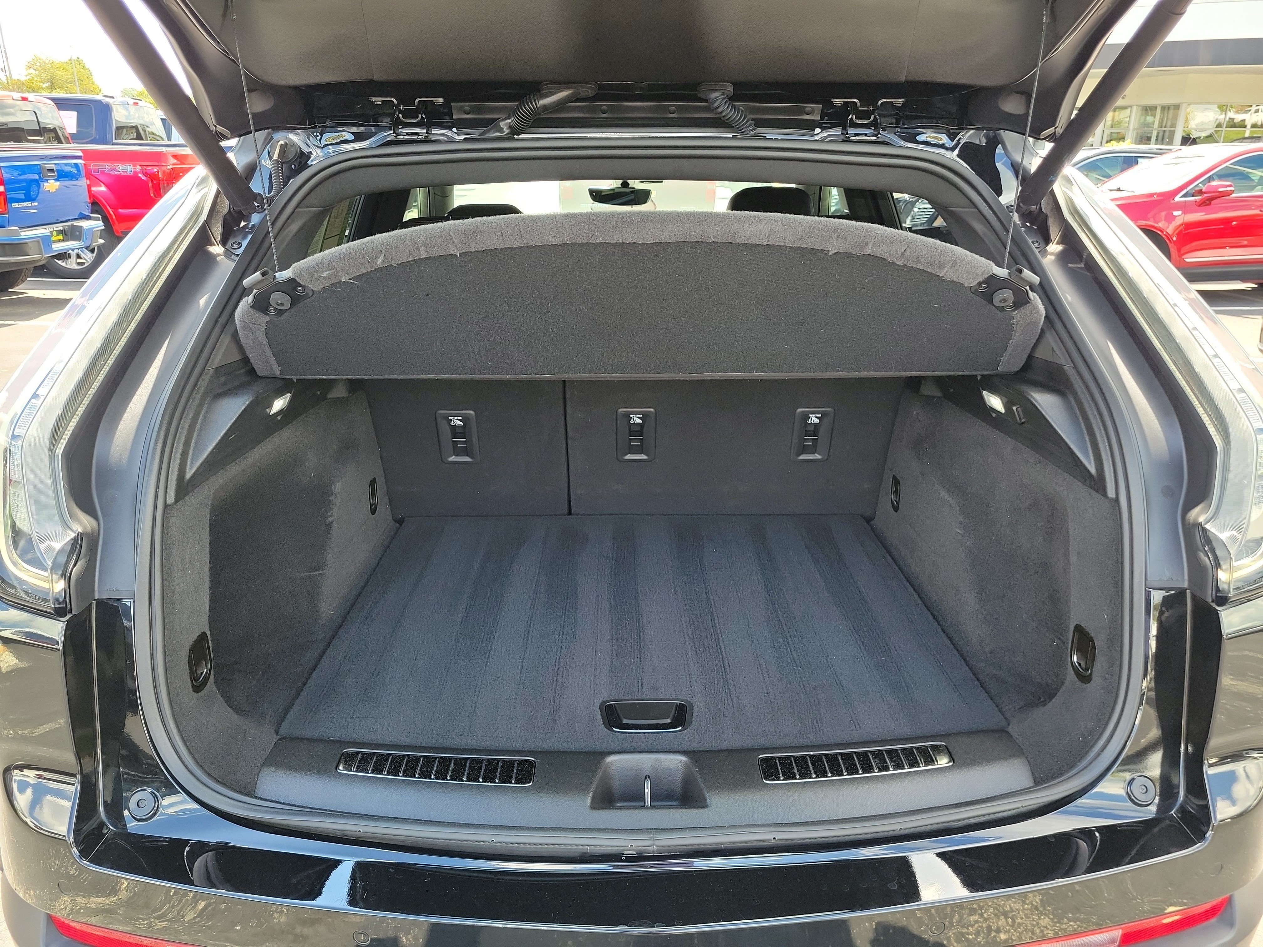 Used 2022 Cadillac XT4 Sport w/ LPO, ONYX Package AWD/4WD image 7