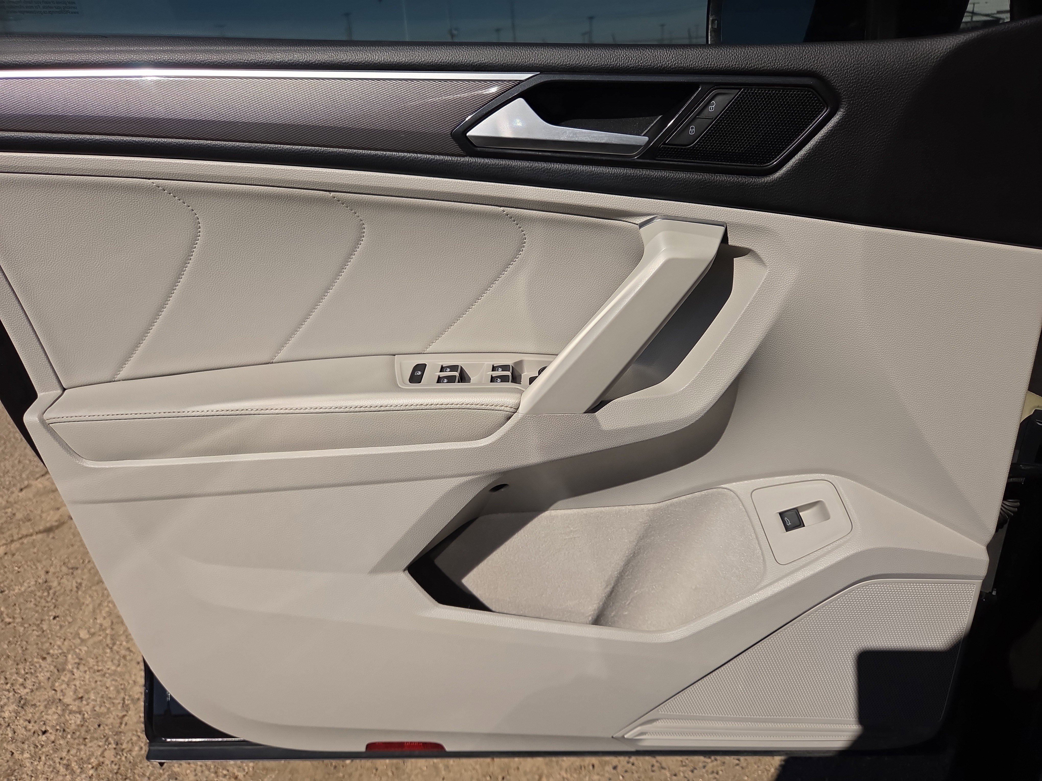 Used 2022 Volkswagen Tiguan SE R-Line image 12