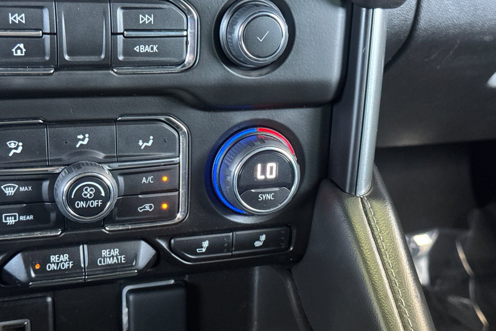 Used 2023 Chevrolet Suburban LT AWD/4WD image 28