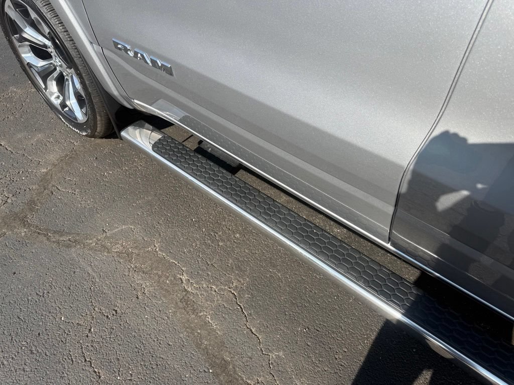 Used 2022 RAM 1500 Laramie AWD/4WD image 12