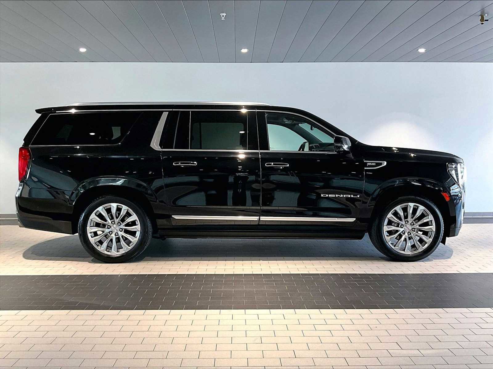 Used 2024 GMC Yukon XL Denali w/ Denali Reserve Package image 11