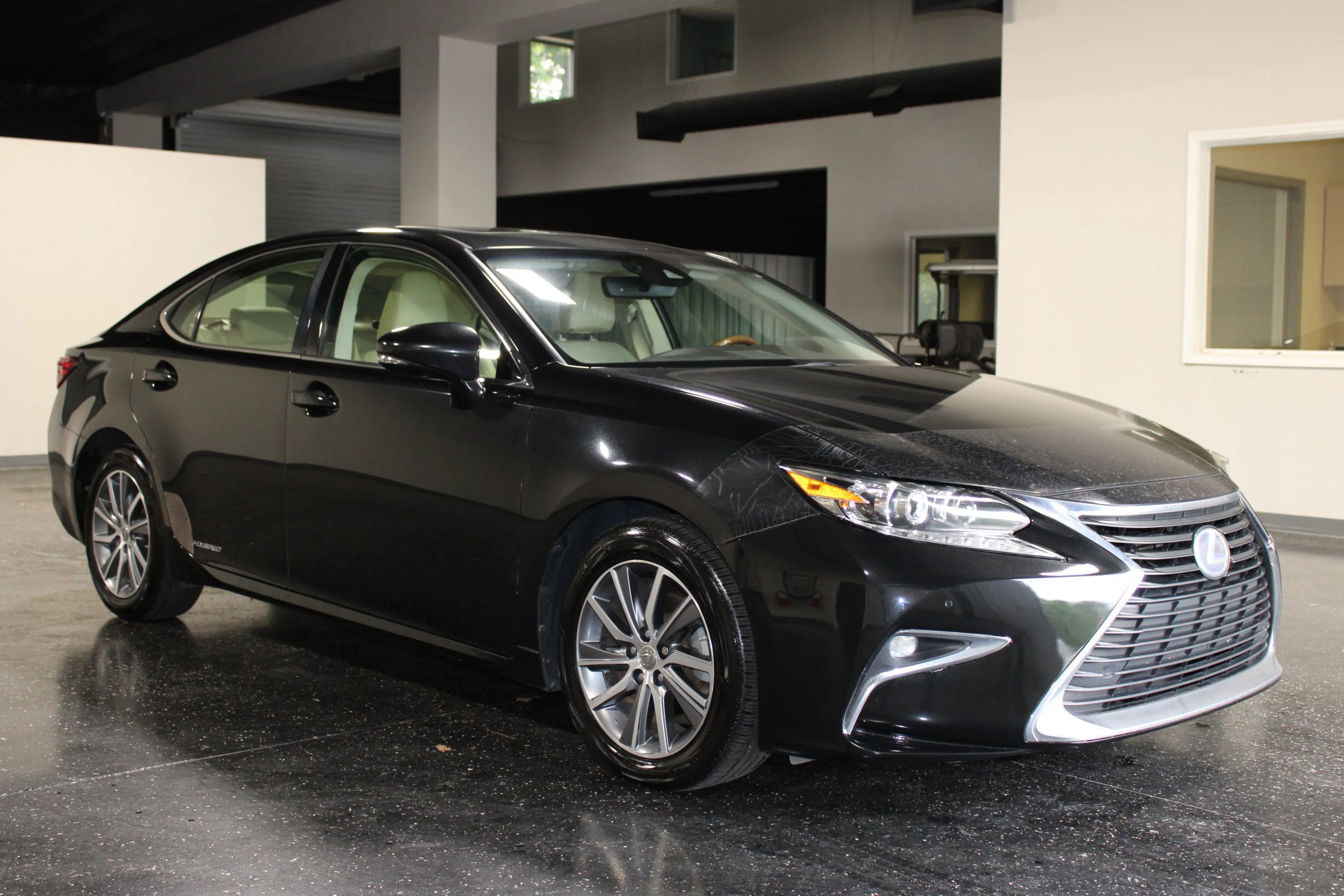 Used 2016 Lexus ES 300h w/ Luxury Package w/Wood Trim FWD image 39
